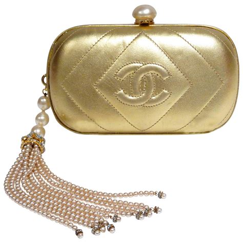 chanel clutch pearl